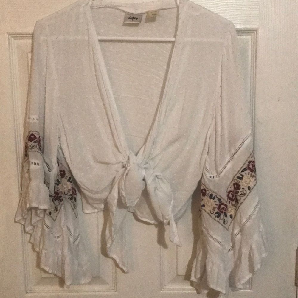 Daytrip white and embroidered wrap